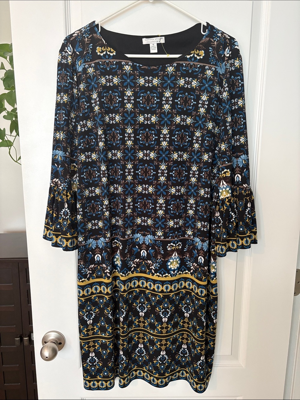 LONDON STYLE COLLECTION shift dress with bell sleeves